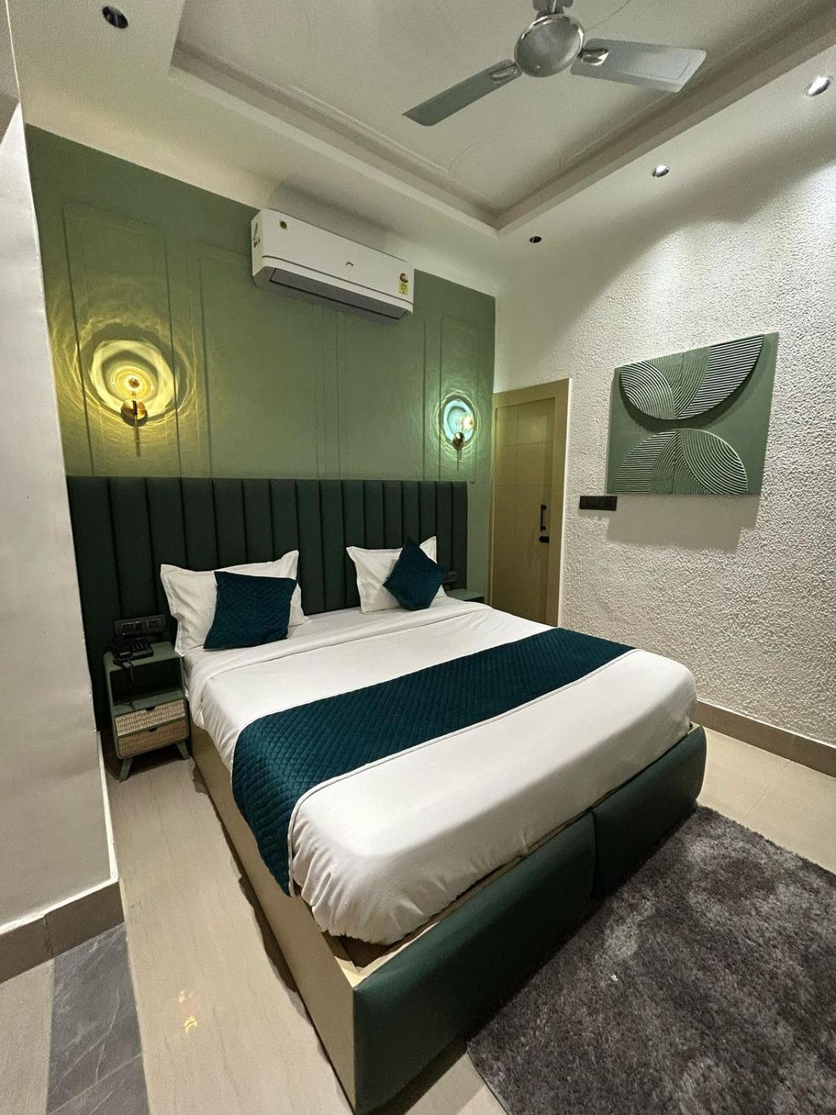 Divine Hotel Karnāl Dış mekan fotoğraf