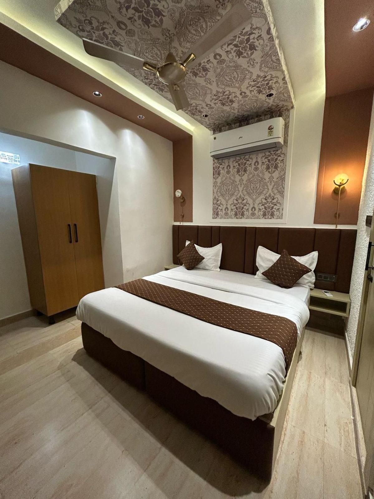 Divine Hotel Karnāl Dış mekan fotoğraf