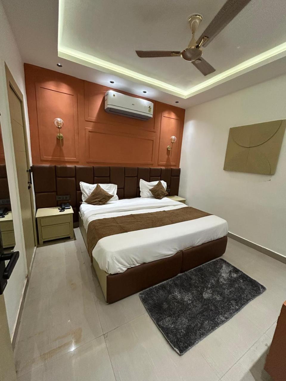 Divine Hotel Karnāl Dış mekan fotoğraf