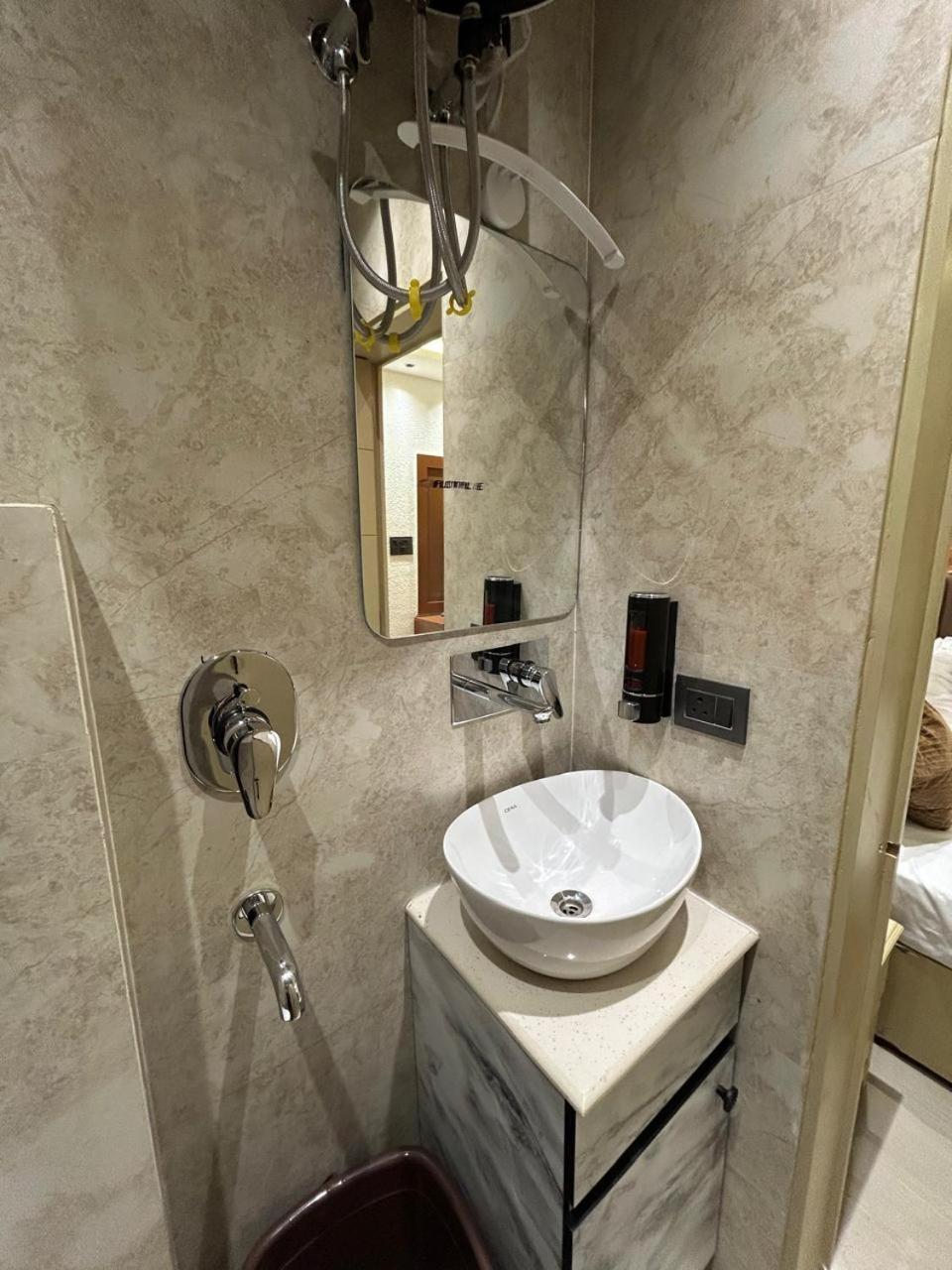 Divine Hotel Karnāl Dış mekan fotoğraf